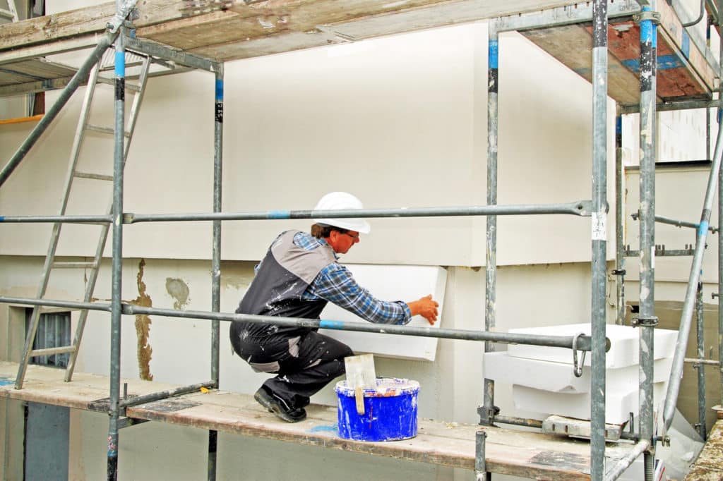 Pose de matériaux isolants sur les murs extérieurs