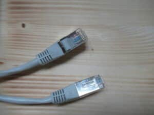 Deux embouts d'un câble Ethernet