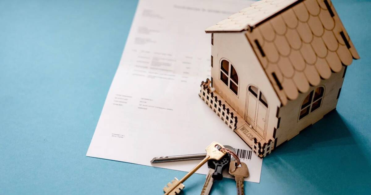 Photo de clé, d'une maquette de maison et d'une feuille 