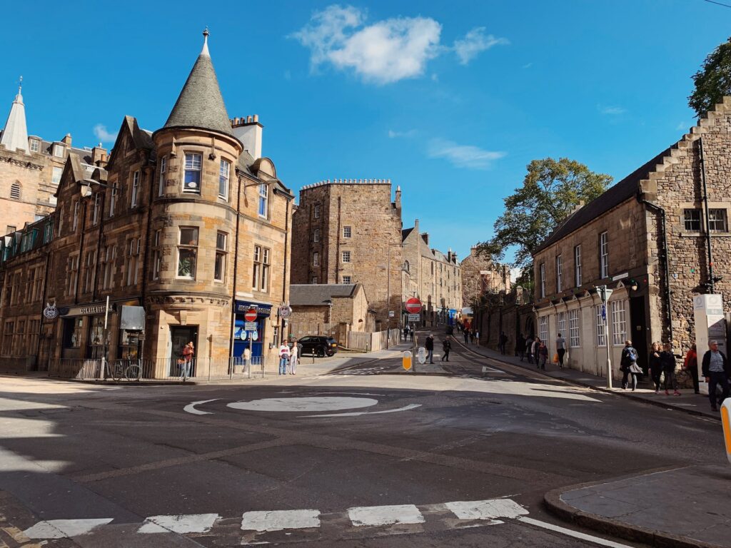 Photo d'une rue avec des bâtiments anciens 