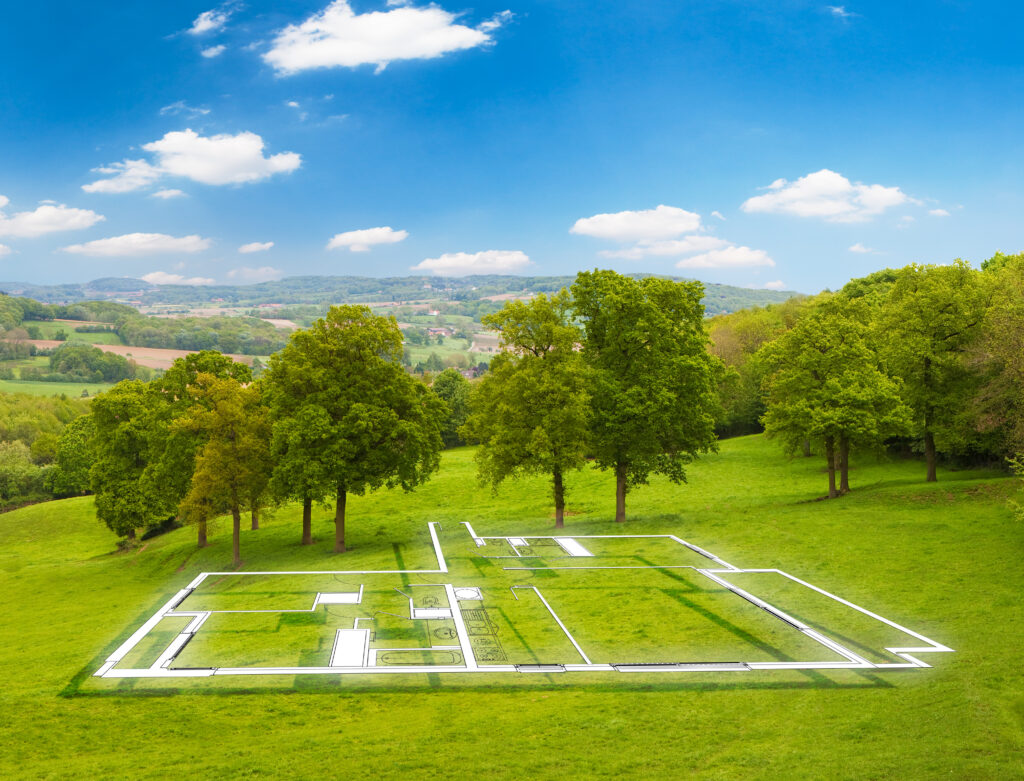 Photo d'un terrain avec des arbres et une pelouse verte