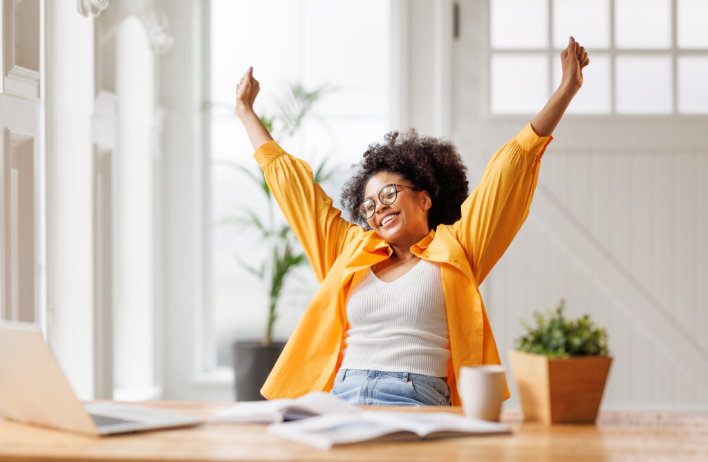 Une femme africaine a un bureau et heureuse