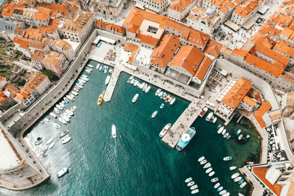 Photo d'un port en Croatie vu du ciel