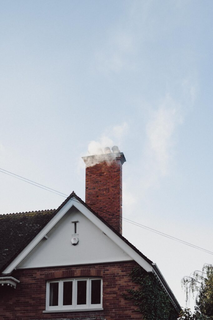 Photo d'une maison avec une  cheminée 