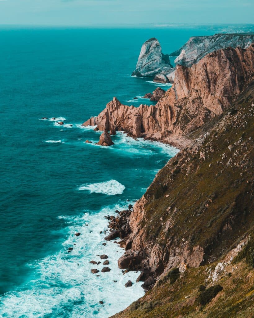 Photo d'une falaise en bord de mer au Portugal