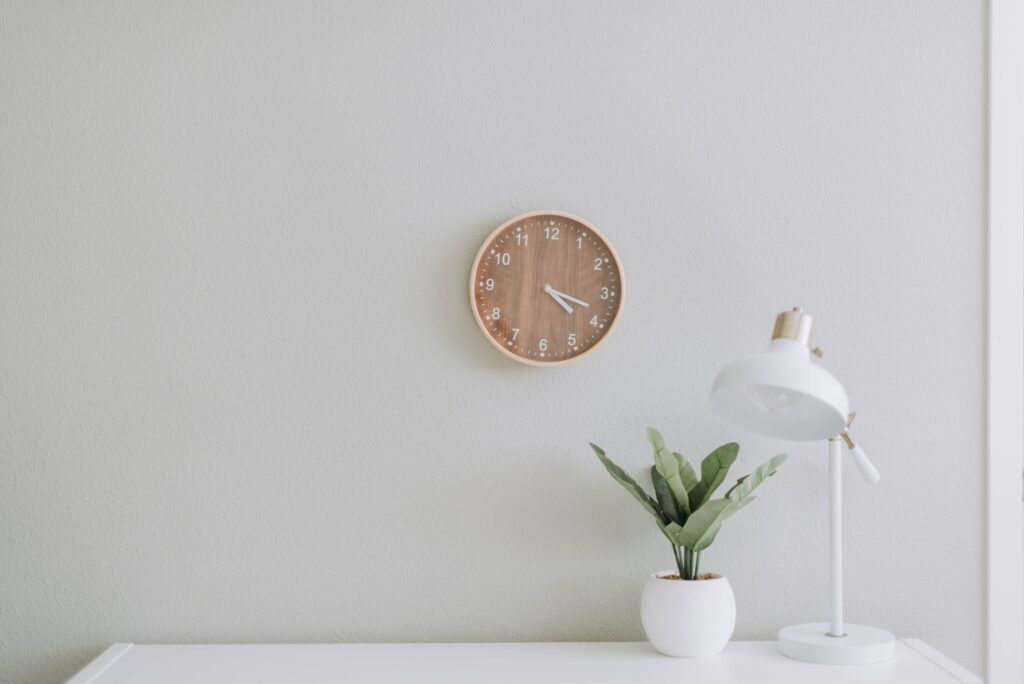 Photo d'un bureau avec une plante et une lampe