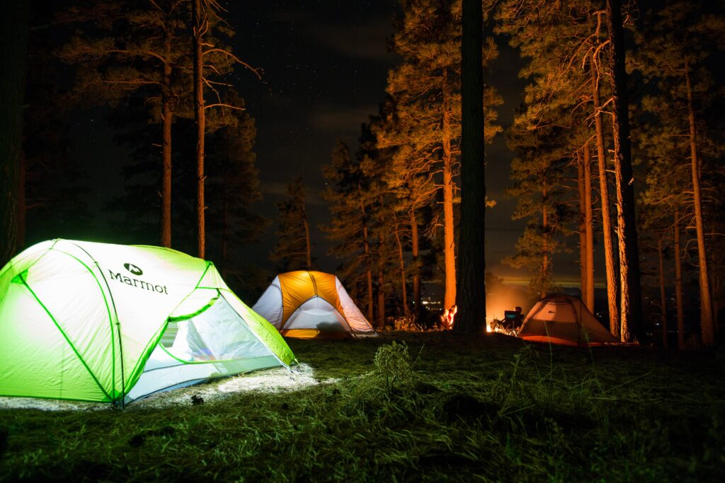 Photo de tente de camping la nuit