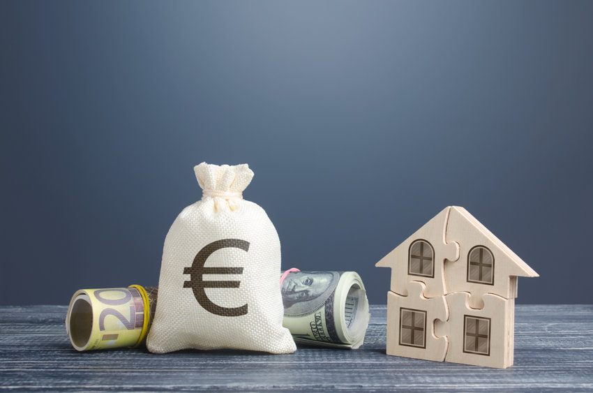 Billets et sac d'argent en euros avec une maquette de maison