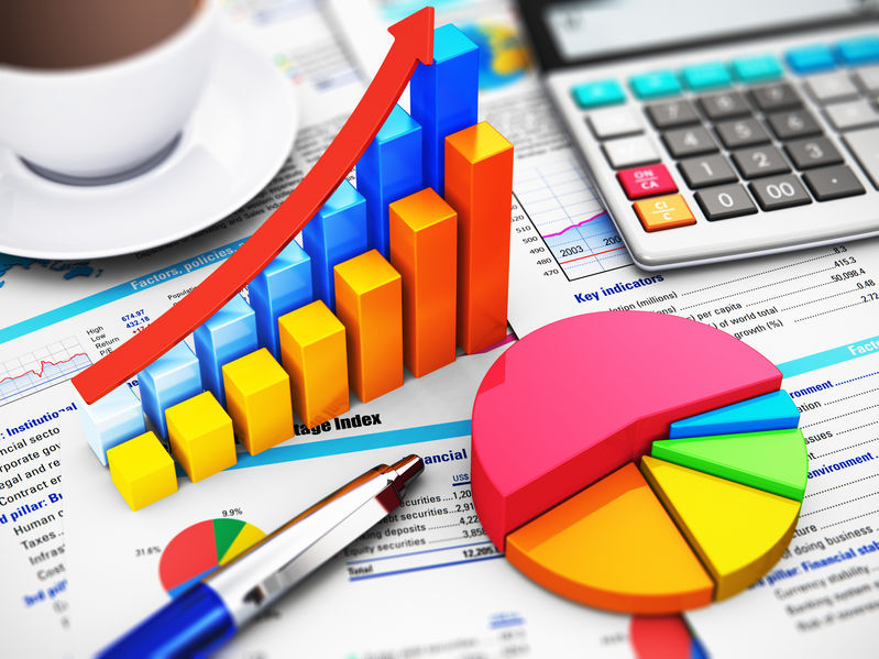 Graphiques et une calculatrice sur une table