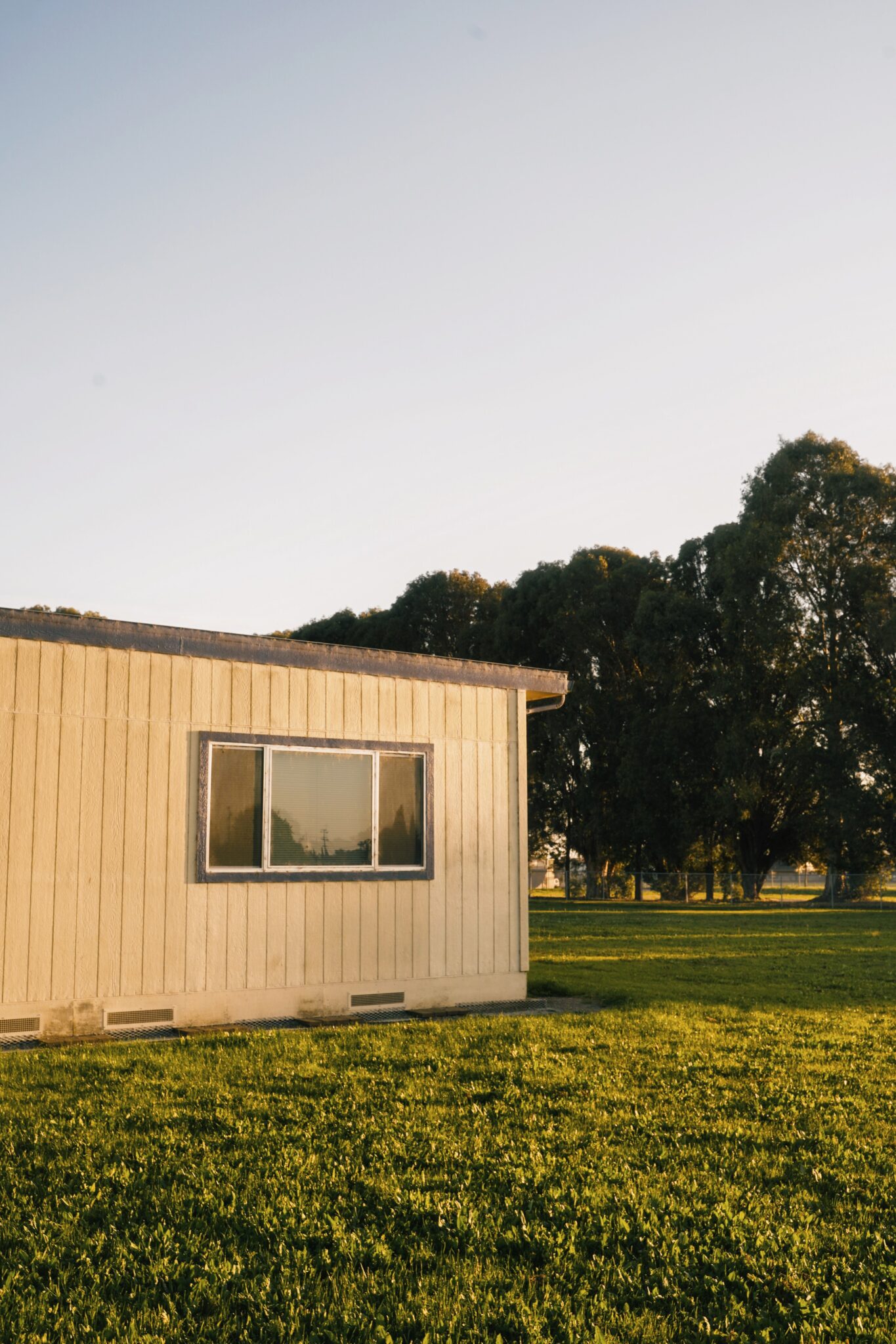 Mobil home dans un champ 