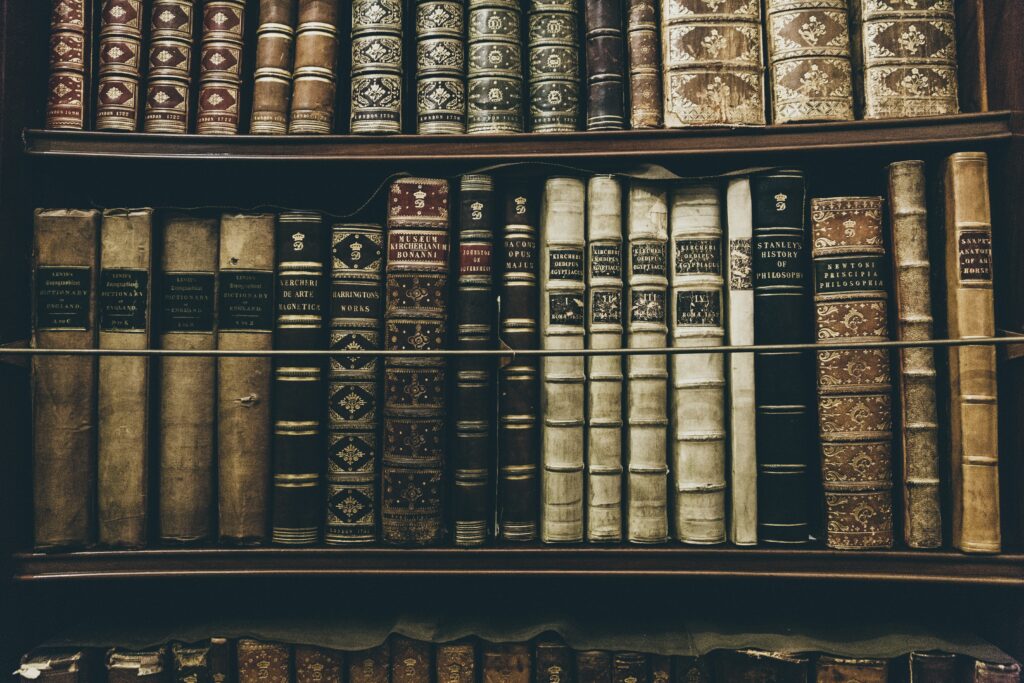 photo de livres anciens dans une bibliothèque 
