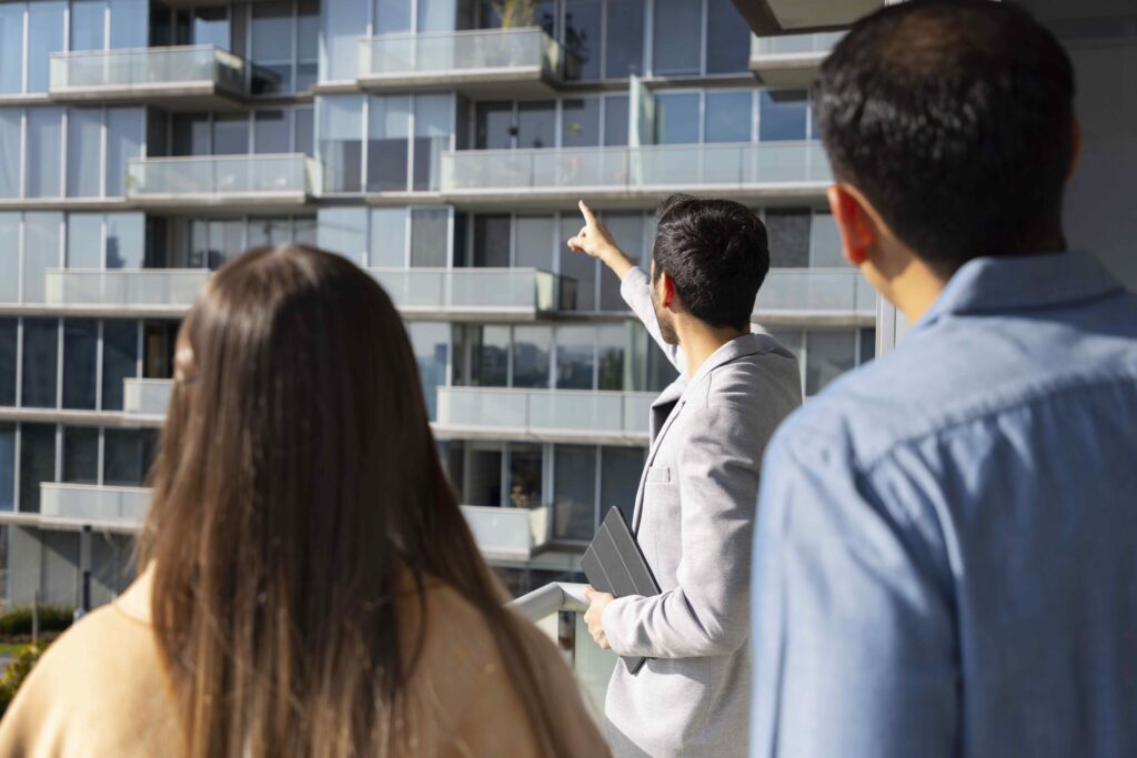 Trois personnes devant un immeuble