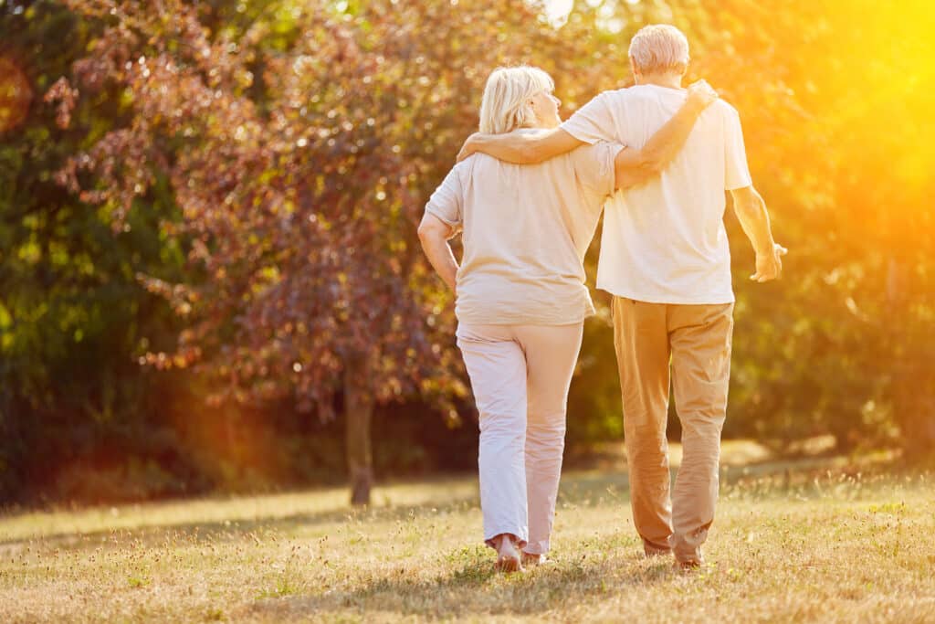 Couple de personne âgée dans un jardin